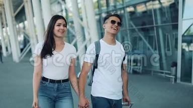 幸福的年轻夫妇带着行李去机场或火车站附近。 旅游、<strong>度假</strong>、<strong>度假</strong>的概念